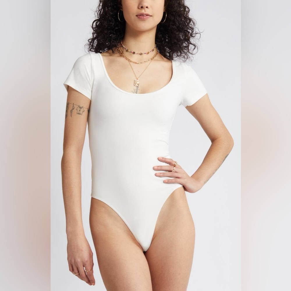 BP. Women's White Scoop Neck Short Sleeve Bodysuit Size Medium Casual